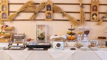 Un buffet garni de divers plats, avec un grille-pain et des éléments décoratifs tels que des branches tressées et des tableaux encadrés.