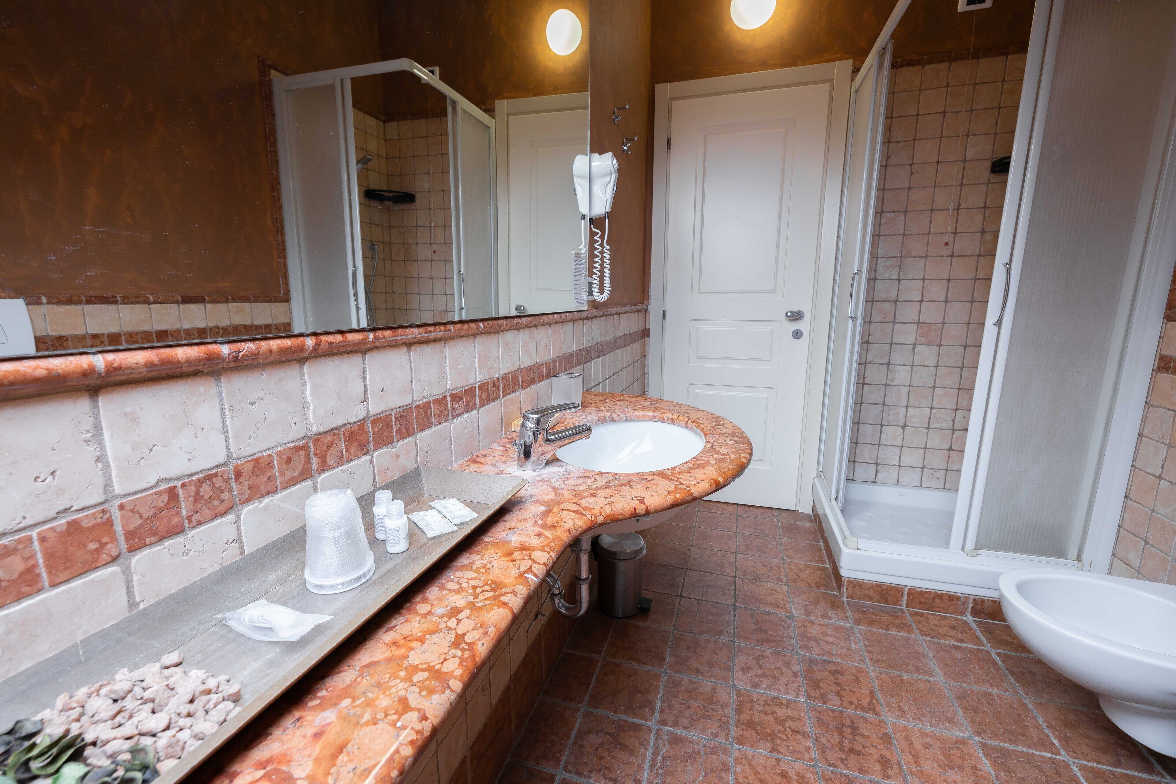 Doccia, soffione a pioggia, set di cortesia gratuito, asciugacapelli