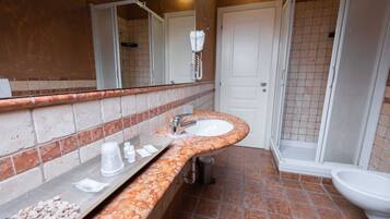 Shower, rainfall showerhead, free toiletries, hair dryer