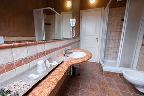 ฝักบัว, เรนชาวเวอร์, ของใช้ในห้องน้ำฟรี, ไดร์เป่าผม