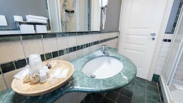 Shower, rainfall showerhead, free toiletries, hair dryer