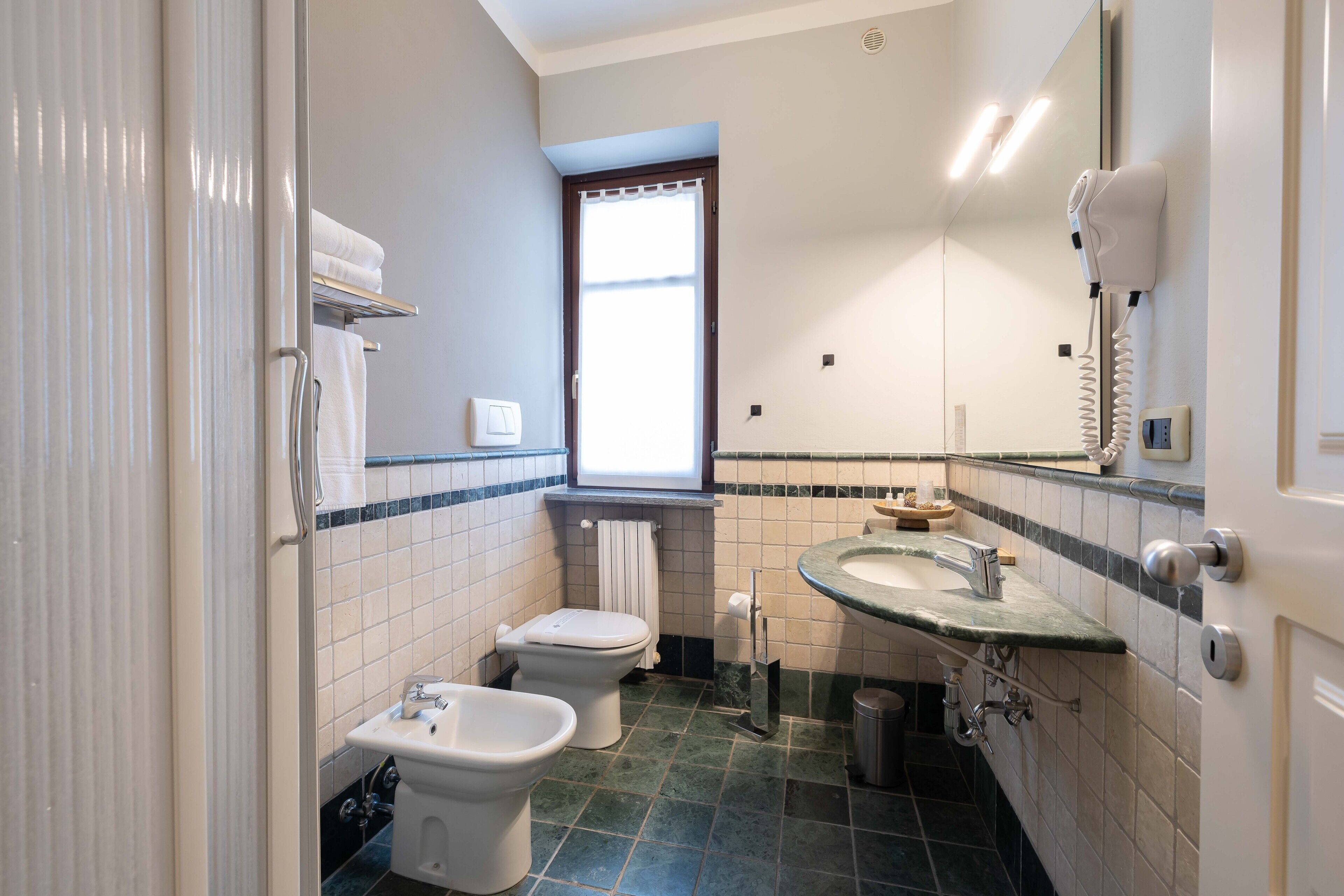 shower, rainfall showerhead, free toiletries, hair dryer