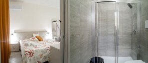 Tweepersoonskamer, terras | Luxe beddengoed, een bureau, geluiddichte muren, babybedden (toeslag)