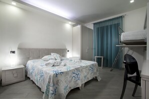 Habitación doble, terraza | Ropa de cama de alta calidad, escritorio, sistema de insonorización