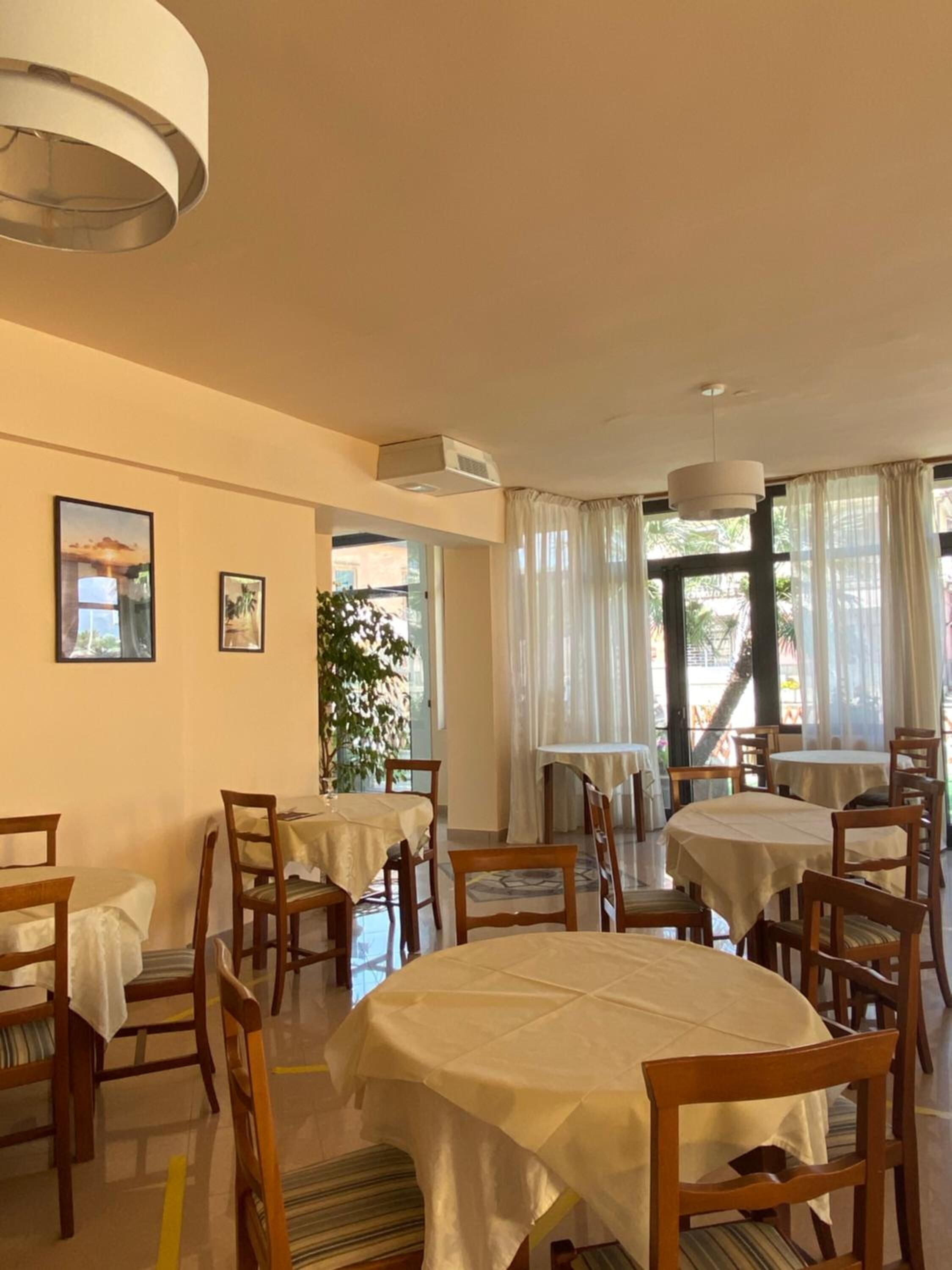 Phục vụ bữa sáng, bữa trưa, bữa tối, đặc sản địa phương 