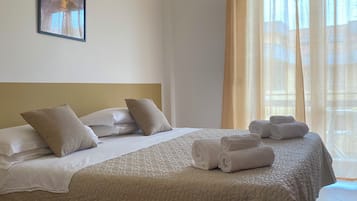 Camera tripla, balcone | Con arredamento individuale, una scrivania, tende oscuranti