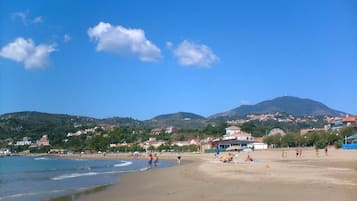 Una spiaggia nelle vicinanze