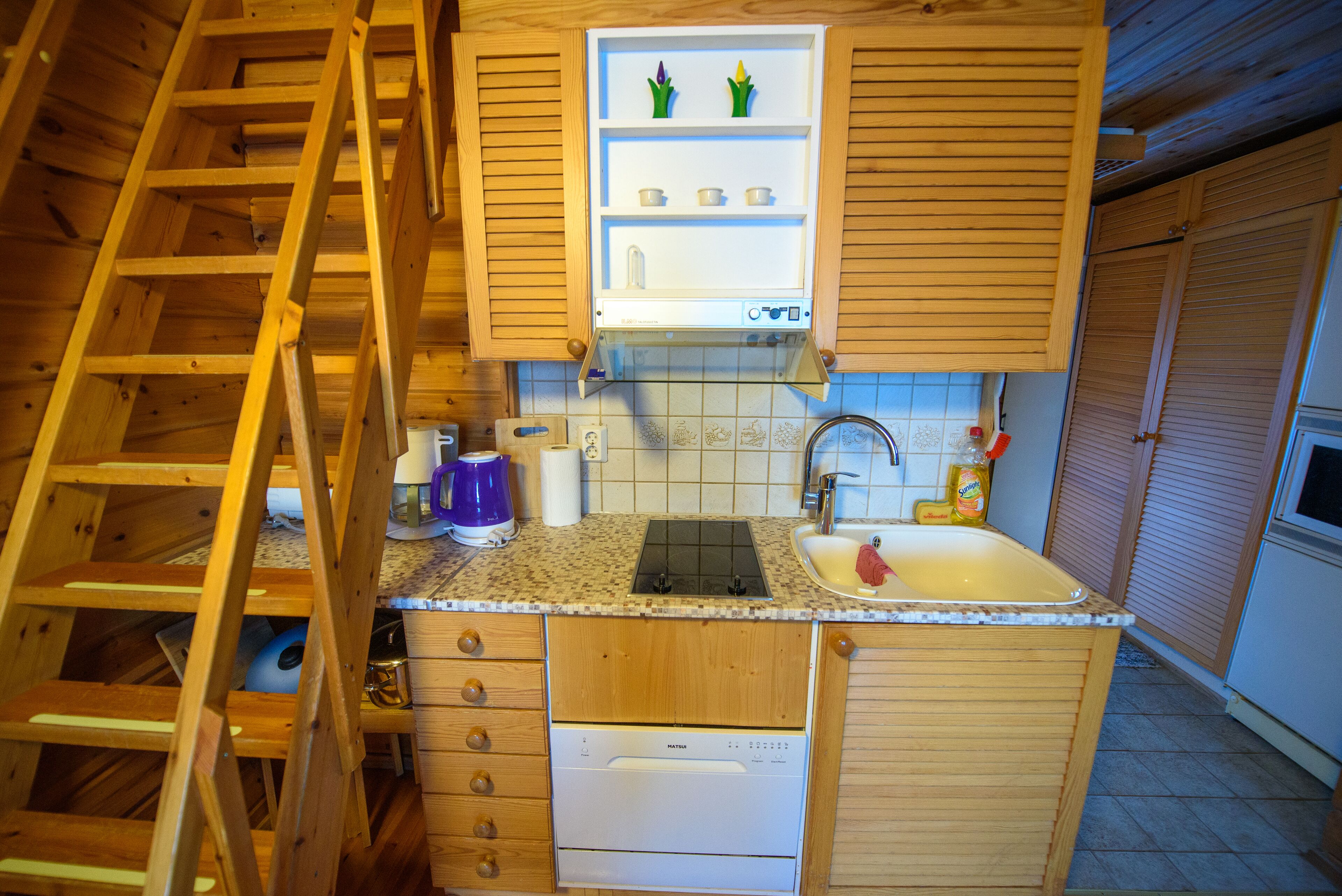 Mökki, sauna, järven rannalla | Yksityinen keittiö | Jääkaappi, mikroaaltouuni, kahvin-/teenkeitin