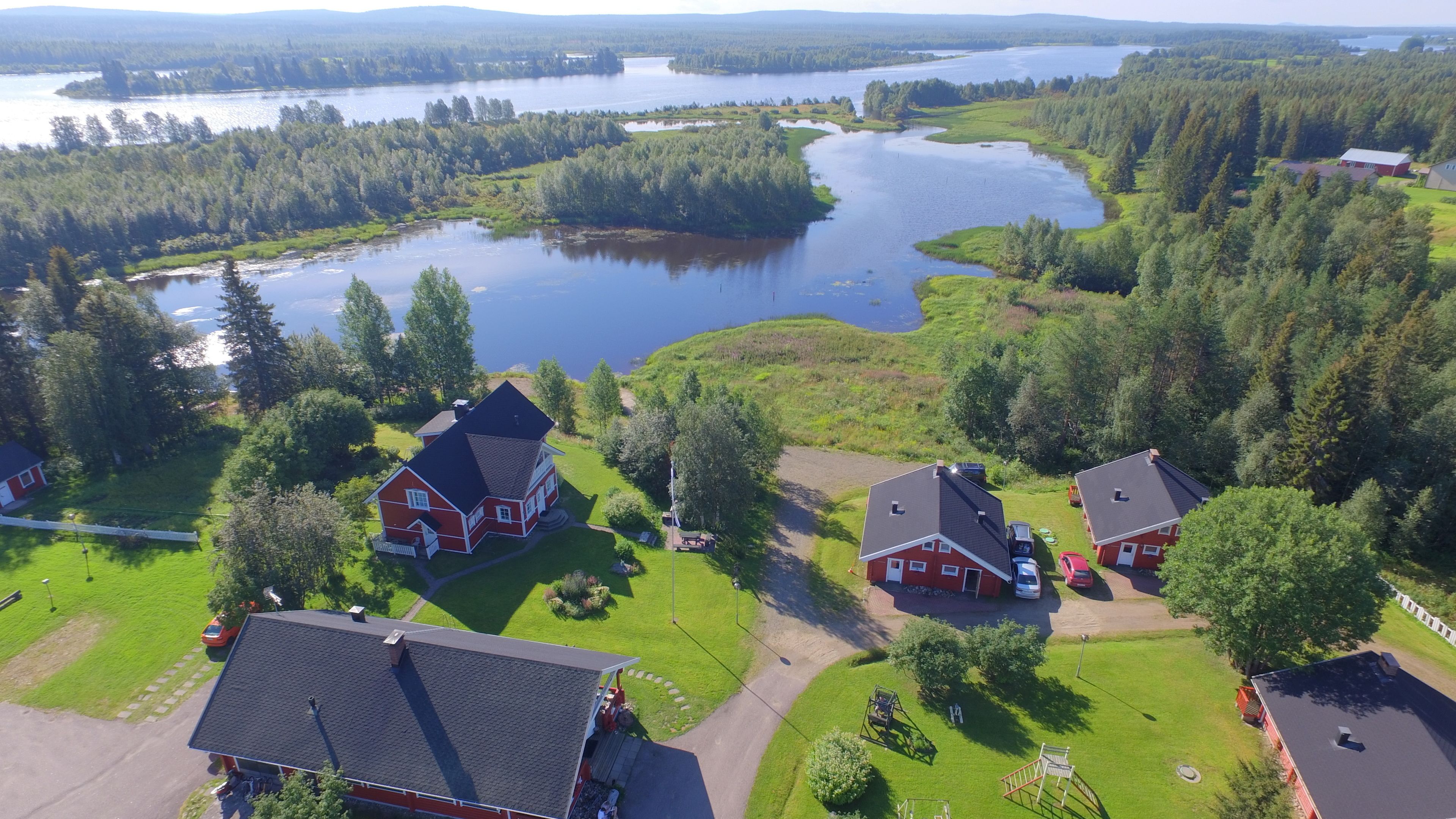 Un quartier résidentiel avec des maisons, un lac et une forêt.