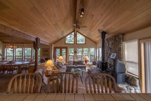 House, Multiple Beds (Atkin) | Dining - Atkin 4 Bedroom Holiday Home By Tahoe Truckee (Truckee)