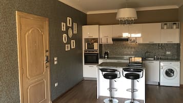 Appartement Luxe, 1 chambre, vue piscine, niveau Exécutif | Cuisine privée | Grand réfrigérateur, four, plaque de cuisson, bouilloire électrique