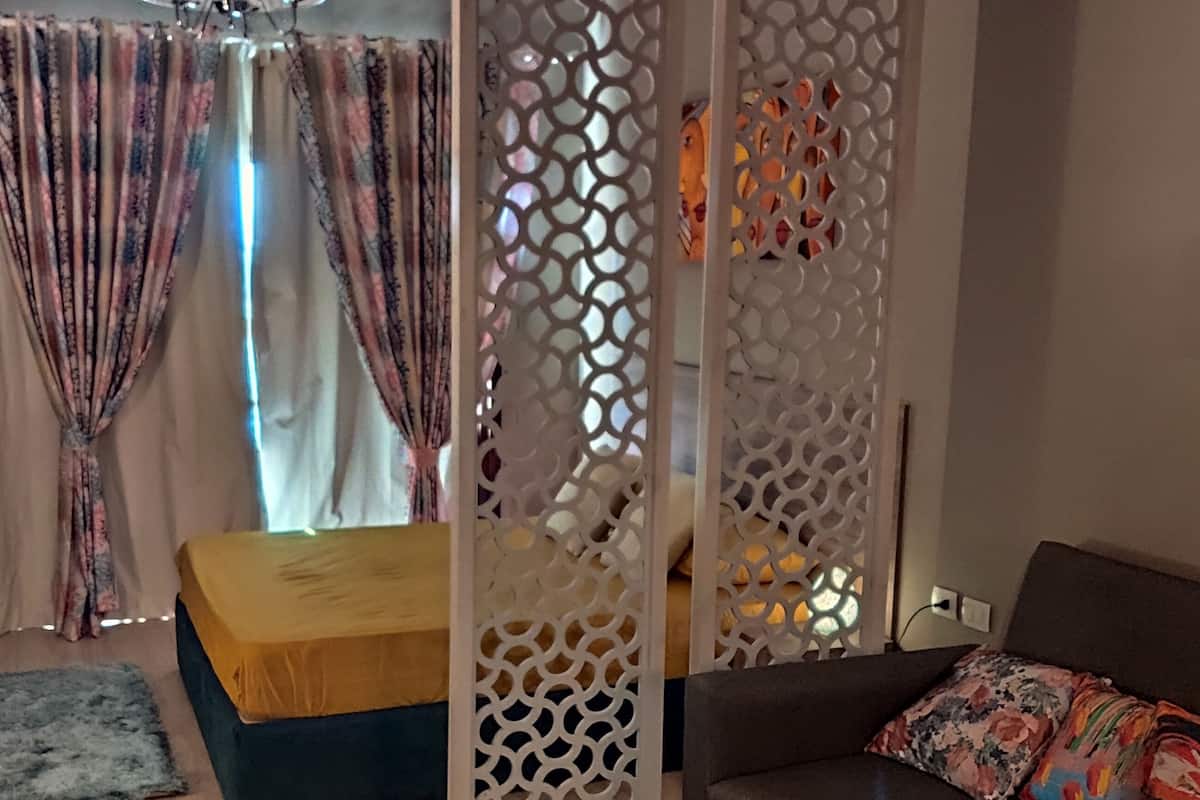 Studio Elite - 1 kingsize-säng med bäddsoffa - utsikt mot poolen - mot havet | Vardagsrum | 60-tums LCD-tv med satellitkanaler och tv