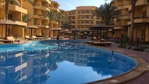 2 piscines extérieures, parasols de plage, chaises longues