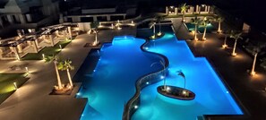 2 piscines extérieures, parasols de plage, chaises longues