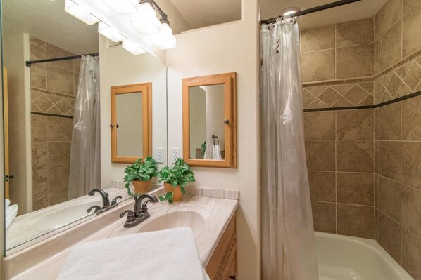 House, Multiple Beds (Gamara) | Bathroom - Gamara 3 Bedroom Holiday Home By Tahoe Truckee (Truckee)