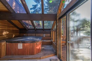 Indoor spa tub - Gamara 3 Bedroom Holiday Home By Tahoe Truckee (Truckee)