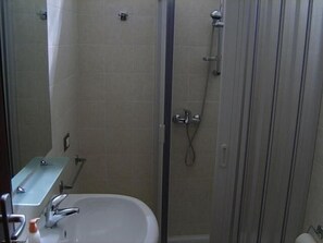 Habitación doble | Baño | Ducha, secador de pelo, zapatillas y bidé