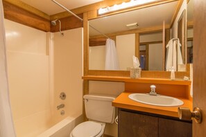 Combined shower/bathtub, towels