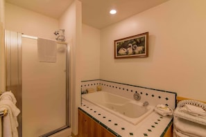 Family House, 4 Bedrooms, Mountainside | Bathroom | Combined shower/tub, hair dryer, towels - Hansing s Lair 4 Bedroom Holiday Home By Tahoe Truckee (Truckee)