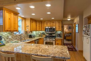Family House, 4 Bedrooms, Mountainside | Private kitchen