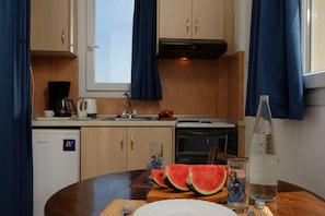 Réfrigérateur, un four, surface de cuisson, cafetière-théière