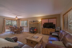 Living area - Ramsey 3 Bedroom Holiday Home By Tahoe Truckee (Truckee)