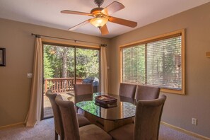 In-room dining - Ramsey 3 Bedroom Holiday Home By Tahoe Truckee (Truckee)