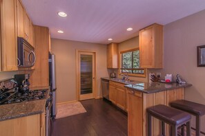 Casa, varias camas (Ramsey) | Cocina privada | Refrigerador, microondas y cafetera y tetera 