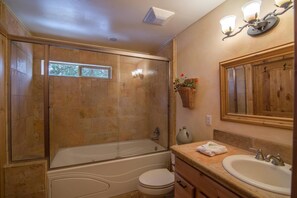 Familienhaus, 3 Schlafzimmer, Bergseite | Badezimmer | Duschwanne, Handtücher