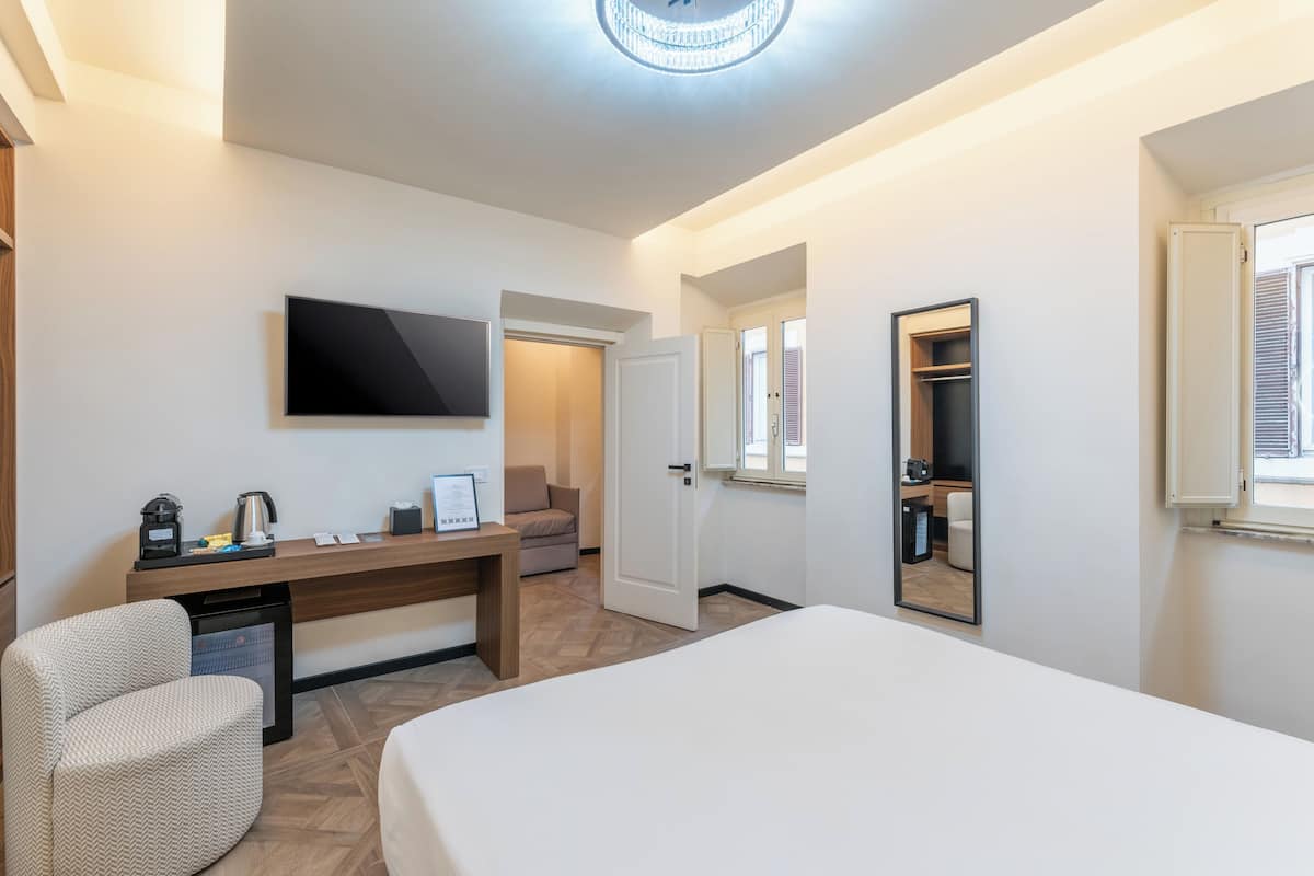 Deluxe Room | 1 bedroom, hypo-allergenic bedding, desk, soundproofing