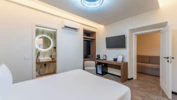 Deluxe Room | Hypo-allergenic bedding, desk, soundproofing, cots/infant beds