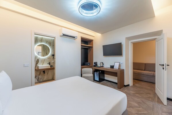 Deluxe Room | Hypo-allergenic bedding, desk, soundproofing, cribs/infant beds - 59 Steps Trevi (Rome)