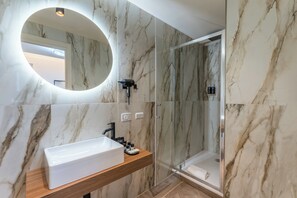 Deluxe Room | Bathroom | Free toiletries, hair dryer, towels, soap - 59 Steps Trevi (Rome)