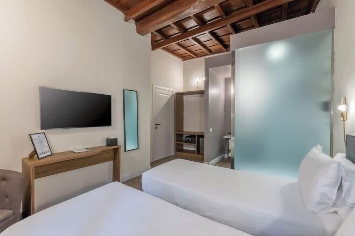 1 Schlafzimmer, Allergikerbettwaren, Schreibtisch