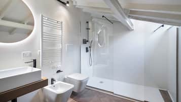 Suite | Baño | Artículos de higiene personal gratuitos, secador de pelo y toallas