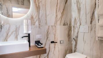 Superior Room | Bagno | Set di cortesia gratuito, asciugacapelli, asciugamani, sapone