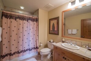 Kondominium, Beberapa Tempat Tidur (Iron Horse North) | Kamar mandi | Kombinasi shower/bathtub dan handuk