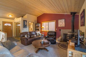 Comfort House, 3 Bedrooms, Mountainside | Living area | DVD player