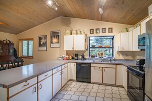 Hus Comfort - 3 sovrum - intill bergen | Eget kök | Kylskåp, mikrovågsugn, ugn och spishäll