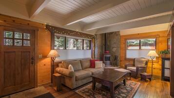 Nhà dành cho gia đình, 3 phòng ngủ, cạnh núi | Khu phòng khách | Đầu đĩa DVD