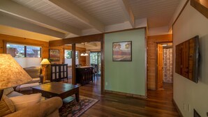 A spacious living room with a fireplace, a dining area, and a kitchen. - Saunders 3 Bedroom Holiday Home By Tahoe Truckee (Truckee)