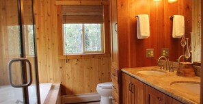 Family House, 4 Bedrooms, Mountainside | Bathroom | Combined shower/bathtub, towels - Pacula 4 Bedroom Holiday Home By Tahoe Truckee (Truckee)