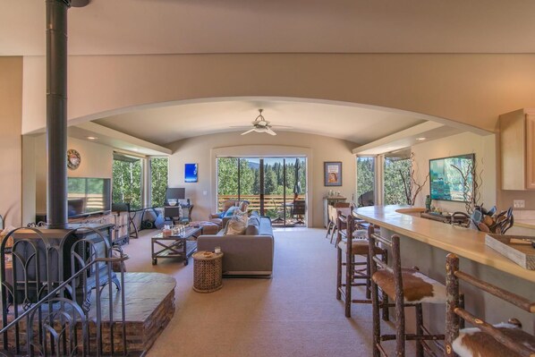 Comfort huis, 4 slaapkamers, uitzicht op gebergte | Woonruimte | Een dvd-speler