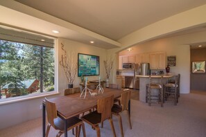 In-room dining - Palisades 4 Bedroom Holiday Home By Tahoe Truckee (Truckee)
