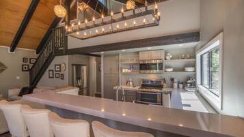House, Multiple Beds (South Shore) | In-room dining