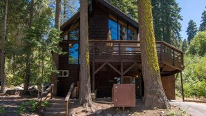 A cabin with a wooden exterior, a balcony, and a large window. - South Shore 5 Bedroom Holiday Home By Tahoe Truckee (Truckee)