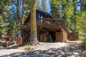 Exterior - South Shore 5 Bedroom Holiday Home By Tahoe Truckee (Truckee)