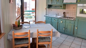 Basic Apartment, Vineyard View (S'Harzala Vert) | Private kitchen - S'harzala Vert (Bergheim)