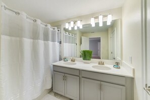 Stadtwohnung, 4 Schlafzimmer, eigener Pool (3 Bathrooms - ESLV) | Badezimmer