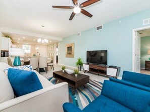 Condo, 2 chambres, 2 salles de bains (MLG) | Aire de séjour | Téléviseur, lecteur de DVD